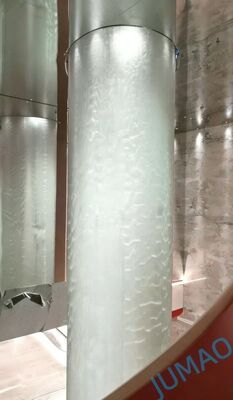 Görsel Olarak Çarpıcı Efektler Sunan Yenilikçi Metal Fileli Su Duvarı